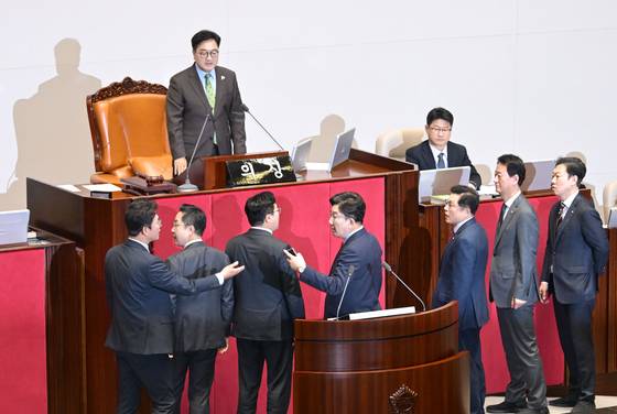 우원식 국회의장이 24일 국회 본회의에서 한덕수 대통령 권한대행 국무총리의 추가경정예산안 시정연설 뒤 한 권한대행에 대한 발언을 하자 국민의힘 권성동 원내대표가 연단 앞으로 나와 우 의장에게 항의하고 있다. 국회사진기자단