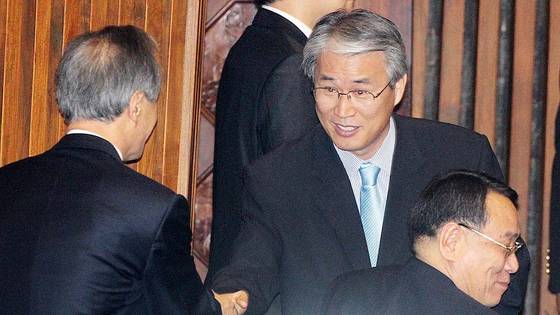 2010년 6월 15일 당시 권오을 신임 국회사무총장이 국회 본회의장에서 의원들의 축하를 받고 있다. 중앙포토