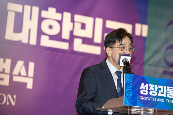 유종일 성장과 통합 상임공동대표가 지난 16일 오전 서울 여의도 국회도서관에서 열린 성장과 통합 출범식에서 축사를 하고 있다. 뉴스1