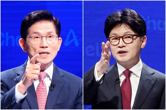 24일 서울 종로구 동아미디어센터 채널A 오픈스튜디오에서 국민의힘 대선 2차 경선 진출자인 김문수(왼쪽), 한동훈 후보가 토론 전 대화를 하고 있다. 2025.0424 국회사진기자단