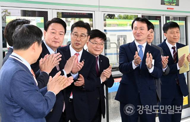 ▲ 윤석열 전 대통령이 강원 춘천역을 방문해 철도 인프라 구축 현장을 점검한뒤 박수를 치며 기념촬영을 하고 있다. 윤 당선인은 GTX-B 노선 춘천 연장과 춘천과 속초를 잇는 동서고속화철도의 조기 완공 등 대선 주요 공약의 이행을 약속하고 현장을 점검했다. [강원도민일보 자료사진]