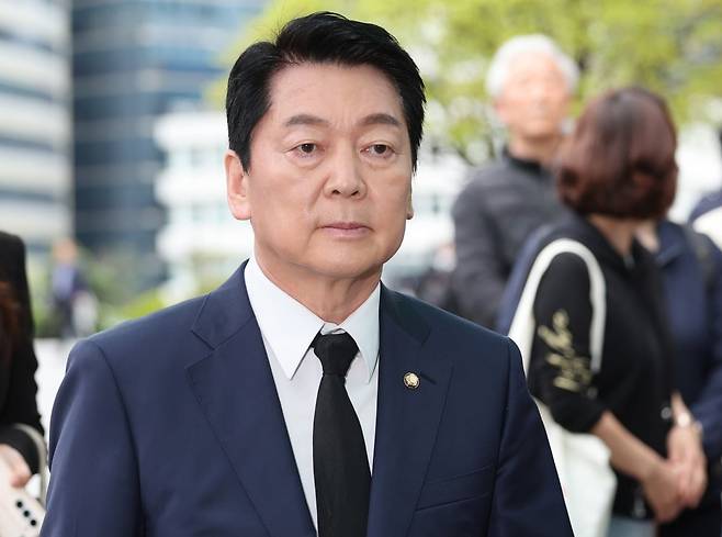 안철수 국민의힘 대선 경선 후보가 지난 22일 서울 중구 명동대성당에 마련된 프란치스코 교황 분향소로 향하고 있다. 연합뉴스