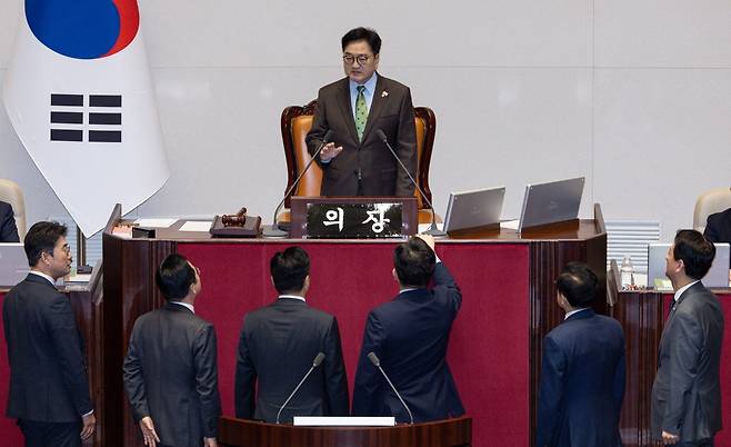 권성동 국민의힘 원내대표가 24일 오전 서울 여의도 국회 본회의장에서 열린 제242회 국회(임시회) 제6차 본회의에서 우원식 국회의장의 발언에 항의하고 있다. 뉴스1