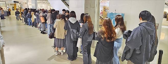 현대백화점의 K브랜드 수출 플랫폼 ‘더현대 글로벌’이 지난해 11월 일본 도쿄의 파르코 쇼핑몰에서 진행한 팝업 스토어에 고객들이 줄지어 서 있다. /현대백화점 제공