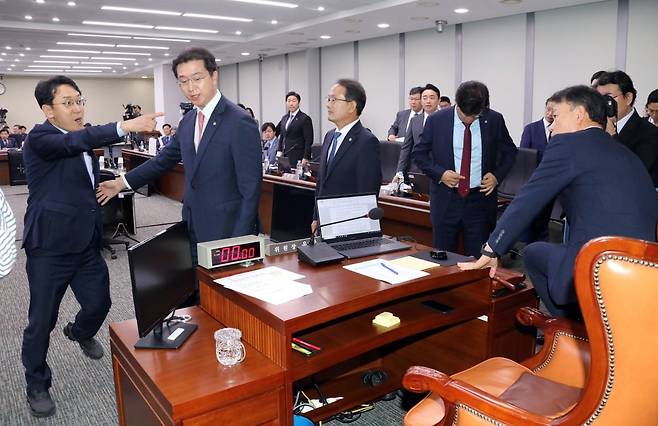 천준호 더불어민주당 의원(왼쪽)이 국회 정무위원회에서 국민의힘 소속 윤한홍 위원장에게 항의하고 있다. 연합뉴스