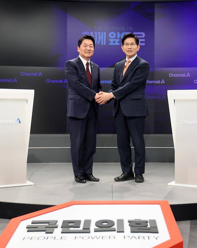악수하는 안철수-김문수 후보 / 사진=연합뉴스