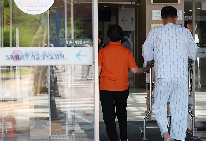 서울 종로구 서울대학교 병원에서 환자가 이동하고 있다. 24.6.16 /사진=한경 이솔 기자