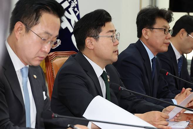 박찬대 더불어민주당 대표 직무대행 겸 원내대표(가운데)가 24일 국회에서 열린 정책조정회의에서 발언하고 있다. 연합뉴스