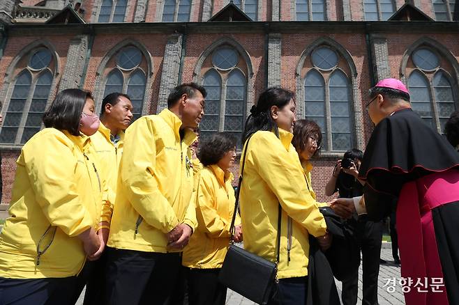 24일 서울 중구 명동성당에 마련된 프란체스코 교황 빈소를 찾은 세월호 참사 유가족들과 천주교 서울대교구장 정순택 대주교가 인사하고 있다. 정효진 기자