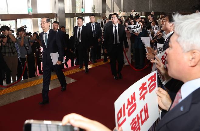 한덕수 대통령 권한대행 국무총리가 24일 오전 서울 여의도 국회에서 2025년도 제1회 추경예산안에 대한 정부 시정연설을 위해 국회 본청으로 들어오고 있다. 국회사진기자단