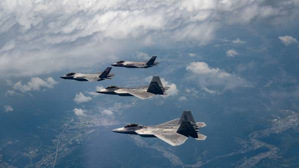 한반도 상공을 비행하는 F-35A와 F-22 전투기. 공군 제공