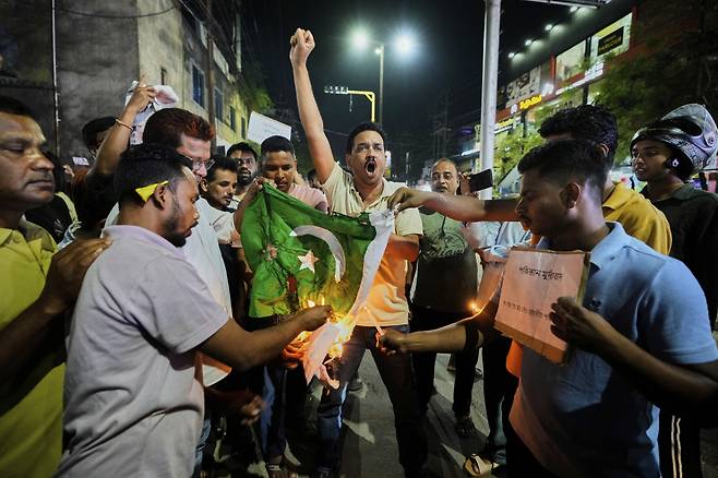23일 인도 카슈미르 파할감 지역에서 시민들이 전날 발생한 관광객 테러에 항의하며 파키스탄 국기를 불태우고 있다. AP연합뉴스