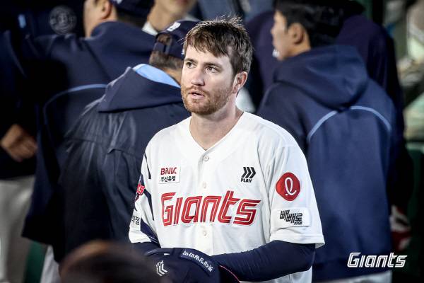 지난 23일 부산 사직구장에서 열린 한화와 3연전 첫 번째 경기를 마치고 더그아웃으로 내려온 롯데 선발 찰리 반즈 모습. 롯데 자이언츠 제공