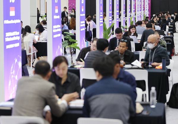 올 1분기 실질 국내총생산 성장률이 전 분기보다 0.2% 후퇴했다.수출이 급감하면서 경기회복 우려감이 커지고 있다. 사진은 24일 서울 강남구 코엑스에서 열린 ‘월드 IT 쇼’ 글로벌 ICT 수출상담회. 연합뉴스