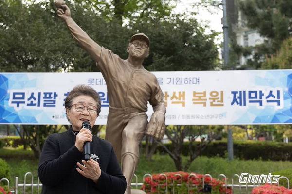 24일 최동원 동상 착색 복원 제막식에서 고 최동원 선수 모친 김정자 여사가 인사말을 하고 있다.  롯데 자이언츠 제공
