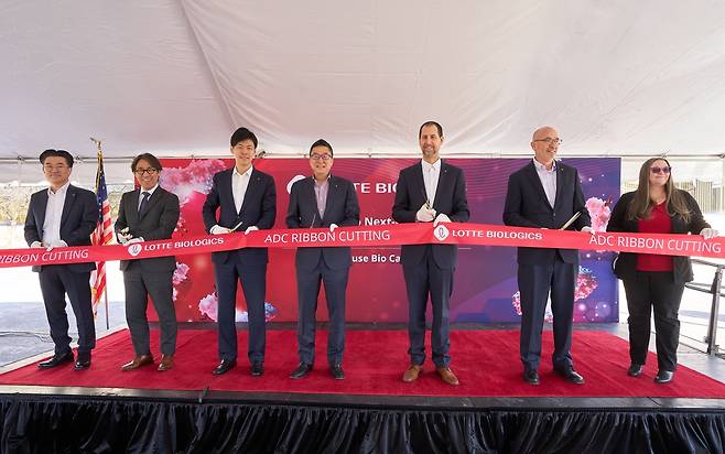 Shin Yoo-Yeol (third from left), head of global strategy at Lotte Biologics, and James Park (center), Lotte Biologics CEO, participate in the ribbon-cutting ceremony for the ADC manufacturing facility at the company's Syracuse campus in the US state of New York, March 14. (Lotte Biologics)