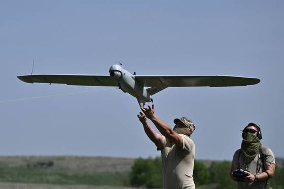 Ukrainian servicemen of the 22nd Brigade launch a Leleka reconnaissance UAV drone near Chasiv Yar, Donetsk region, on April 27, 2024, amid the Russian invasion of Ukraine. [AFP/YONHAP]
