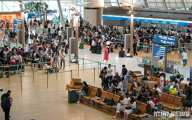 지난해 9월 추석 연휴를 앞두고 인천공항 제1여객터미널이 여행객으로 붐비고 있다. 유희태 기자