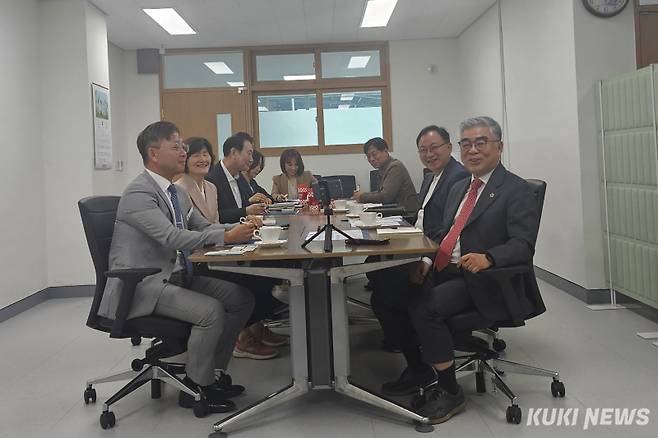 충남도의회 교육위원회 유성재 의원은 지난 23일 아산 신창중학교를 방문해 다문화 학생 교육의 어려운 점과 개선 방향 등을 청취했다.
