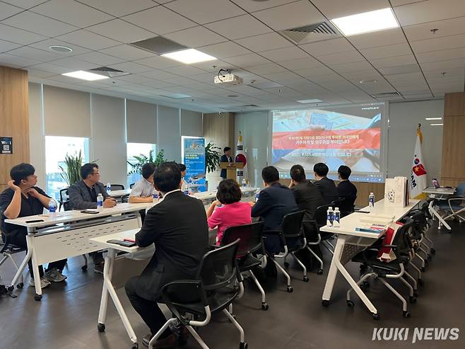 22일(현지시간) 베트남 호찌민에서 열린 투자이민제 홍보 설명회에서 강원경제자유구역청과 동해시, 대명건설 관계자들이 망상지구 개발 현황과 투자 유치 계획을 발표하고 있다.