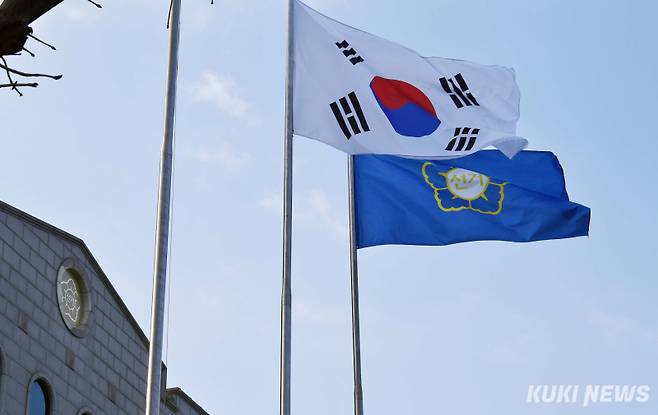 과천 중앙선관위 건물 앞 깃대에 태극기와 선관위 깃발이 펄럭이고 있다.