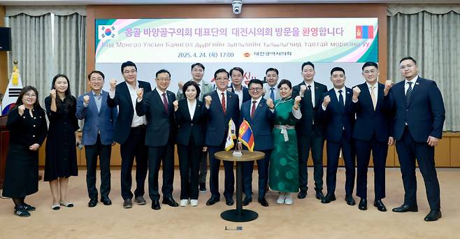 대전시의회는 24일 오후 5시 몽골 울란바토르시 바양골구의회 대표단을 접견하고 교류 활성화 방안을 논의했다.대전시의회