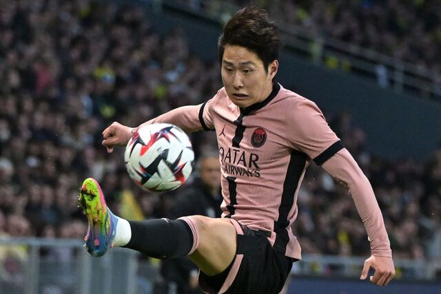 파리 생제르맹(PSG) 이강인이 23일(한국시간) 프랑스 낭트의 스타드 드 라 보주아르에서 열린 낭트와 2024-2025 리그1 29라운드 경기에서 공을 소유하기 위해 왼 다리를 쭉 뻗고 있다. AFP연합뉴스