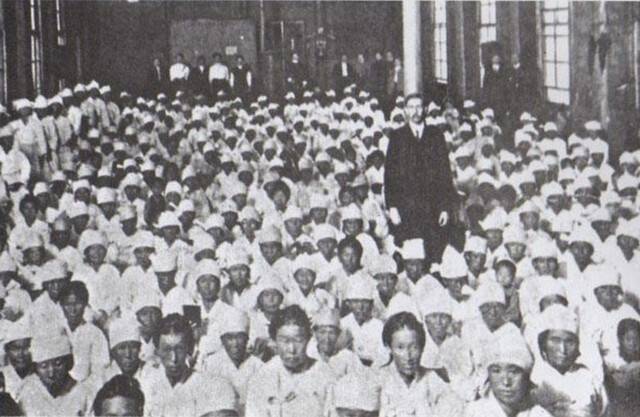 사무엘 모펫(오른쪽 서 있는 이) 선교사가 장대현교회 안에서 흰 옷의 교인들과 함께한 모습. 국민일보DB