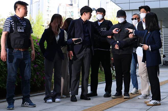 서울 강북구 미아동 한 마트에서 흉기 난동을 부린 30대 남성 A씨가 24일 구속전 피의자심문(영장실질심사)을 받기 위해 서울북부지법으로 출석하고 있다. 연합뉴스