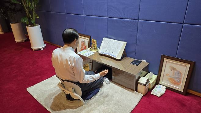 이영환 목사가 강의 중간 쉬는 시간에도 강단을 떠나지 않고 자리를 지키며 무릎을 꿇고 기도하고 있다.