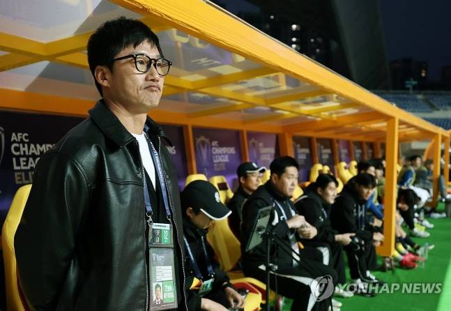 이정효 광주FC 감독이 지난달 12일 광주월드컵경기장에서 열린 비셀 고베와의 아시아축구연맹 챔피언스리그 엘리트(ACLE) 16강 2차전에서 그라운드를 바라보고 있다. 연합뉴스
