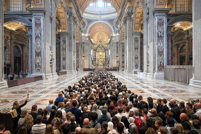 프란치스코 교황에게 조의를 표하려는 사람들이 23일(현지시간) 바티칸 성베드로 대성당 내부에 길게 줄을 서 있다. 교황청은 이날부터 25일까지 일반 신자의 조문을 받기로 했다. EPA연합뉴스