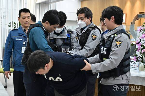 악성민원 대응 훈련 중인 경찰관들 사진으로 기사 본문과 직접적인 관련 없음. 경기일보DB