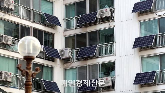태양광 패널이 다수 설치된 서울의 한 아파트 단지 전경. 매경DB