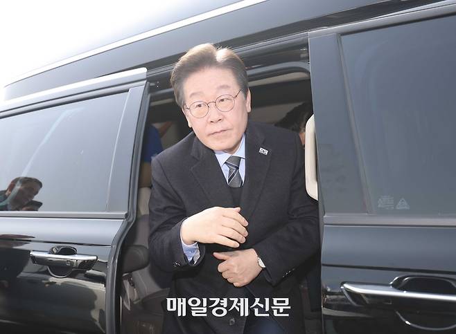 이재명 더불어민주당 대표가 3월 24일 오전 서울 종로구 경복궁역 인근에 설치된 천막당사에서 열린 최고위원회의에 참석하기 위해 방탄복을 입고 차에서 내리고 있다. [김호영기자]
