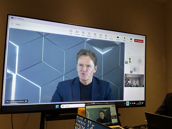 마르쿠스 쉐퍼 메르세데스-벤츠 최고기술책임자(CTO)는 지난 23일 개최된 2025 상하이 모터쇼 행사장 벤츠 부스에서 한국 기자들과 화상 면담을 진행하고 있다. [사진=안서진 기자]