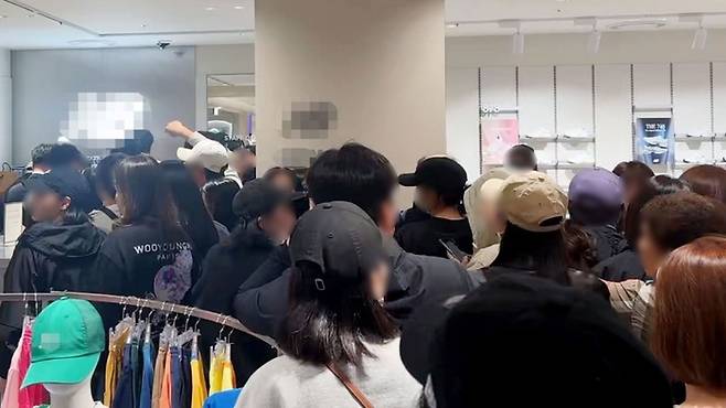 매장 앞에 몰린 인파 모습. [사진출처 = 연합뉴스]