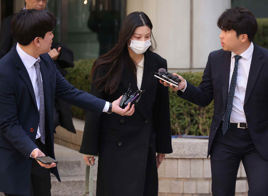 입시 비리 혐의로 기소된 조국혁신당 조국 대표의 딸 조민 씨가 지난해 3월 서울중앙지법에서 열린 1심 선고공판에서 벌금 1000만원을 선고 받은 뒤 청사를 나서고 있다. (매경 DB)