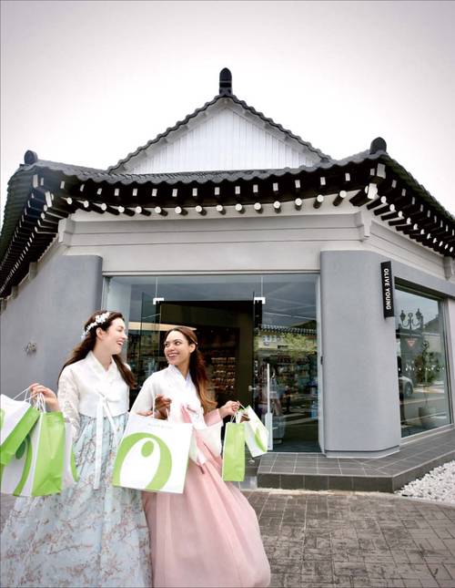 올리브영은 관광객 명소로 자리 잡으며 K뷰티 글로벌 쇼케이스 역할을 톡톡히 하는 중이다. 사진은 외국인 고객이 올리브영 경주황남점 매장을 지나는 모습. (올리브영 제공)