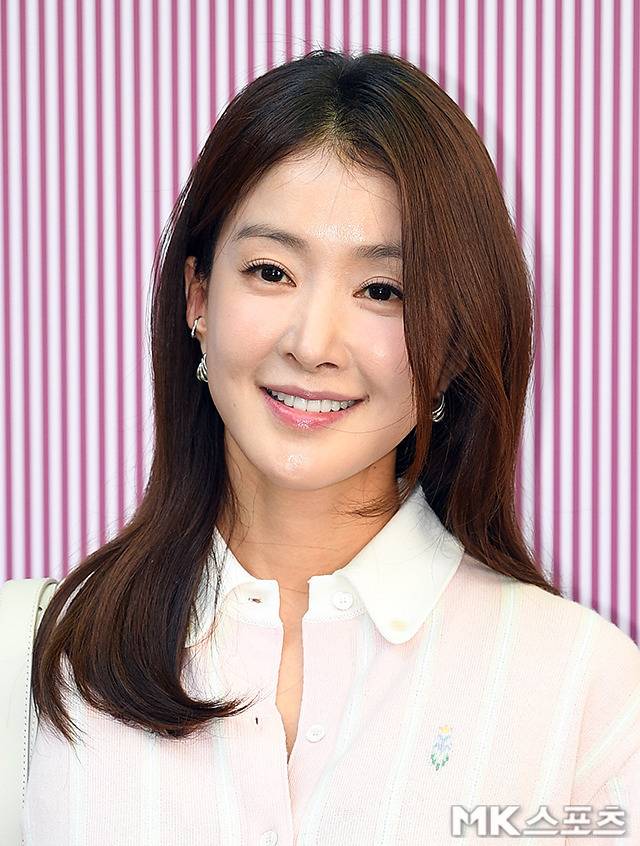 이시영은 봄 햇살처럼 산뜻하고 화사한 스타일링으로 현장의 시선을 사로잡았다. 사진=천정환 기자