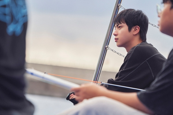 탄소년단 진이 출연한 넷플릭스 예능 ‘대환장 기안장’이 지난 22일 공개된 7~9회를 끝으로 막을 내렸다.
