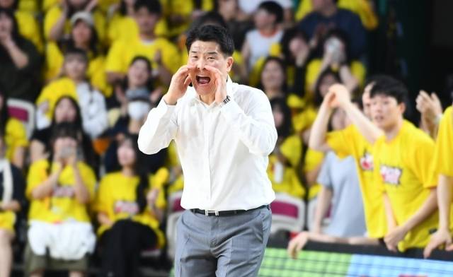 조상현 감독의 LG는 결국 수비로 승리하는 팀. 롱과 프림을 28점으로 막아낸 건 대단한 결과였다. 조상현 감독은 “수비 매치업에서 다양한 변화를 줬다. 정현이와 먼로가 나올 때도 수비를 강하게 가져갔다. 특히 정현이는 플레이오프에서 필요한 플레이를 했고 보탬이 되는 선수라는 걸 보여줬다”고 설명했다. 사진=KBL 제공