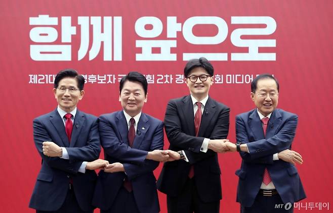 김문수(왼쪽부터), 안철수, 한동훈, 홍준표 제21대 대통령 선거 국민의힘 경선 후보가 23일 서울 여의도 국민의힘 중앙당사에서 열린 2차 경선토론회 미디어데이에서 기념촬영을 하고 있다. 2025.04.23. /사진=뉴시스 /사진=