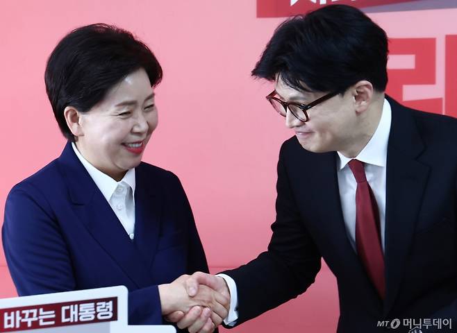 한동훈 국민의힘 대선 경선 후보와 경선에 출마했던 양향자 전 의원이 23일 서울 여의도 선거사무소에서 양 전 의원의 한 후보 지지 선언 기자회견을 갖고 악수하고 있다. 2025.4.23/사진=뉴스1 /사진=(서울=뉴스1) 김민지 기자