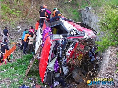 2011년 4월24일 오후 5시40분경 경북 성주군 수륜면 신파리 지방도에서 대전 모 산악회 회원 등 43명이 탄 관광버스가 가드레일을 들이받고 커브길 옹벽 8m 아래로 추락 전복되는 사고가 발생했다. /사진=뉴시스 (성주소방서 제공)