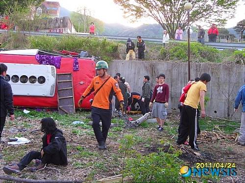 2011년 4월24일 오후 5시40분경 경북 성주군 수륜면 신파리 지방도에서 대전 모 산악회 회원 등 43명이 탄 관광버스가 가드레일을 들이받고 커브길 옹벽 8m 아래로 추락 전복되는 사고가 발생했다. 성주소방대원이 부상자를 구조 중인 모습. /사진=뉴시스 (성주소방서 제공)