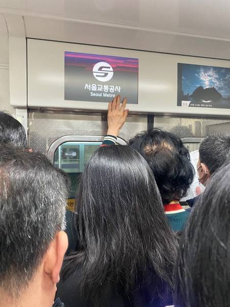 돈 벌어야 하니까 일하고, 일하러 가야 하니까 지하철을 탄다. 어느 순간 방향은 사라지고 해야 할 일들만 가득해졌다. 이 지하철의 목적지는 광화문인데, 내 삶은 어디로 가야 하는가./사진=매일 같은 지하철을 타는 이들을 바라보는 남형도 기자