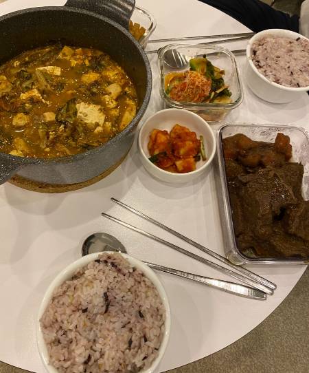 밥벌이라고 한다. 밥을 먹기 위해 버는 것. 단지 그 이유로 충분한 것인가./사진=그러나 다 먹어치운 남형도 기자