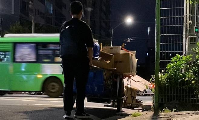 새벽에 폐지를 줍는 이와, 나의 관계가 그저 스쳐 지나가는 것이었다면. 이를 바라보는 걸 넘어 겪어보며 그 삶에서 생각할 게 뭔지를 생각하게 한다. 그 노동의 가치는 어떤가, 그리 일하느라 몸이 부서진 이들의 치료는 어떤가./사진=남형도 기자 셀카