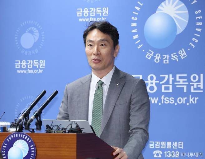 [서울=뉴시스] 조수정 기자 = 이복현 금융감독원장이 24일 오전 서울 영등포구 금융감독원에서 MBK, 삼부토건 등 자본시장 현안 관련 브리핑을 하고 있다. 2025.04.24. chocrystal@newsis.com /사진=최진석